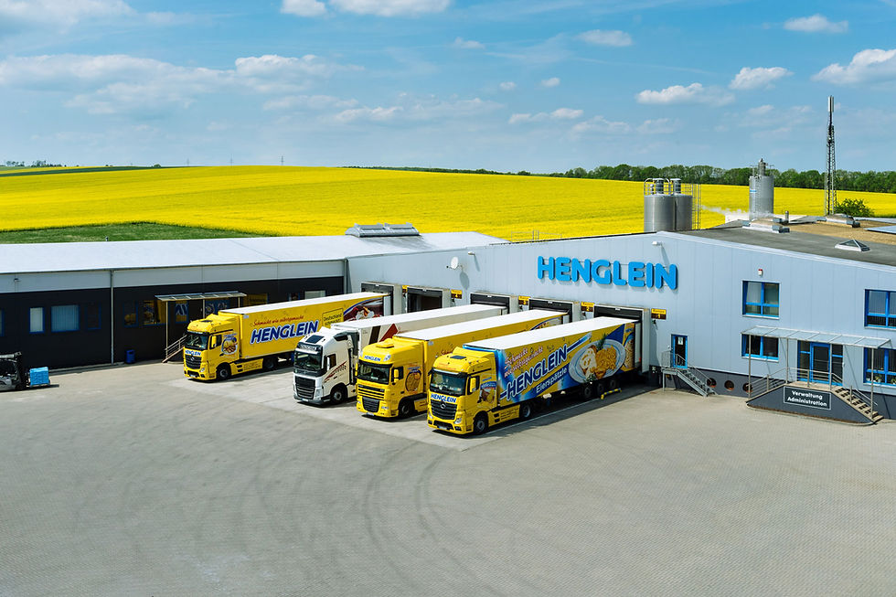Henglein_Werksgelände-mit-LKW.jpg
